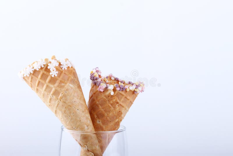 Conos de helado vacíos con los sprikles del colorfule imagen de archivo libre de regalías Conos de helado vacíos con los sprikles del colorfule imagen de archivo libre de regalías
