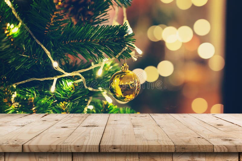 Conos de madera vacíos del pino de la tabla y de la Navidad que cuelgan de la Navidad imágenes de archivo libres de regalías Conos de madera vacíos del pino de la tabla y de la Navidad que cuelgan de la Navidad imágenes de archivo libres de regalías