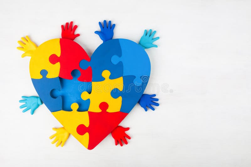 Consapevolezza di autismo di sostegno delle mani del cuore di puzzle
