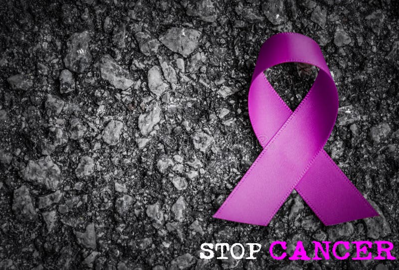 Consapevolezza porpora del nastro su fondo scuro con la parola del CANCRO di ARRESTO fotografie stock libere da diritti Consapevolezza porpora del nastro su fondo scuro con la parola del CANCRO di ARRESTO fotografie stock libere da diritti