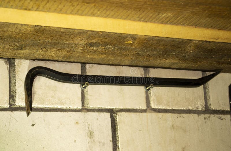 Consegna del piede di corazza a muratura in garage immagini stock Consegna del piede di corazza a muratura in garage immagini stock