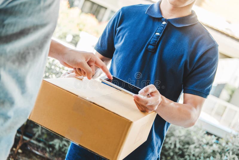 Consegna del servizio man asiatico con scatole in mano davanti alle porte del cliente fotografia stock libera da diritti