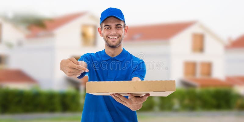 Consegna di pizza sorridente fotografia stock Consegna di pizza sorridente fotografia stock