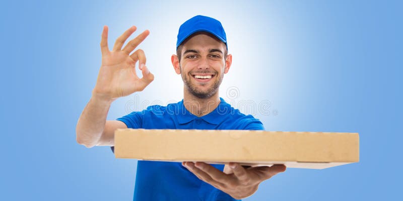 Consegnante di pizza sorridendo con il buon segno fotografia stock libera da diritti Consegnante di pizza sorridendo con il buon segno fotografia stock libera da diritti