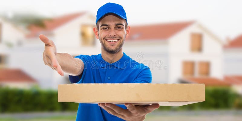 Consegnante di pizza sorridente con scatole di pizza fotografie stock Consegnante di pizza sorridente con scatole di pizza fotografie stock