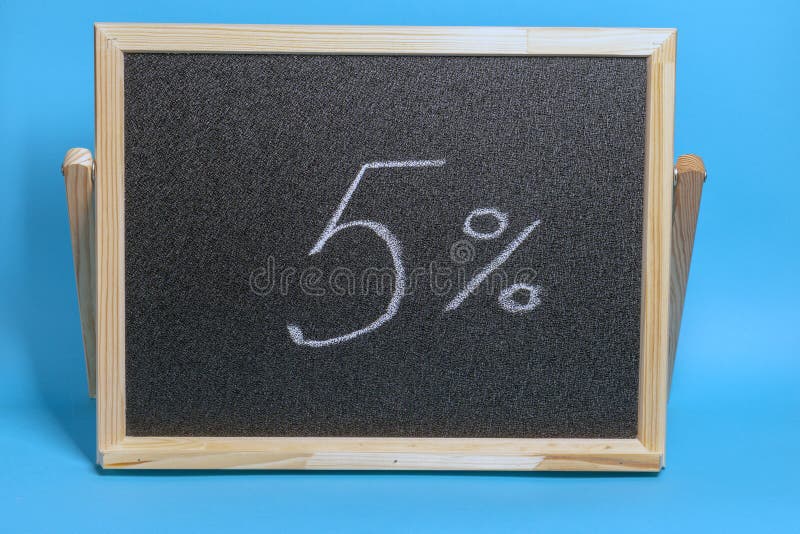 Conseil noir dans un cadre en bois sur un fond bleu avec l'inscription 5 pour cent Maquette pour faire des emplettes, ventes photographie stock libre de droits Conseil noir dans un cadre en bois sur un fond bleu avec l'inscription 5 pour cent Maquette pour faire des emplettes, ventes photographie stock libre de droits