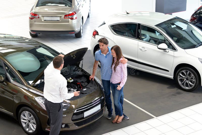 Consejo de la concesión de coche - vendedores y clientes al comprar un coche fotografía de archivo Consejo de la concesión de coche - vendedores y clientes al comprar un coche fotografía de archivo