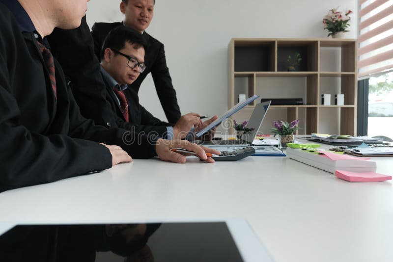 conselheiro de negócio que analisa o relatório financeiro da empresa Professiona fotografia de stock conselheiro de negócio que analisa o relatório financeiro da empresa Professiona fotografia de stock