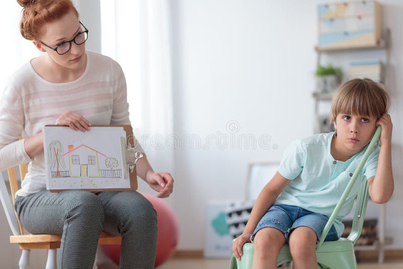 Conselheiro e rapaz pequeno da adoção fotos de stock Conselheiro e rapaz pequeno da adoção fotos de stock