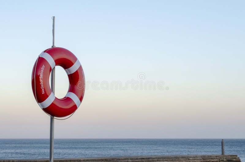 Conservante de vida no Sandy Beach de Cascais em Portugal no por do sol foto de stock Conservante de vida no Sandy Beach de Cascais em Portugal no por do sol foto de stock
