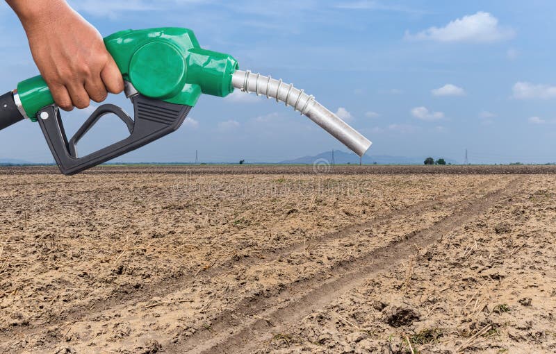 Conservazione della terra Ugello della pompa di gas e fondo del deserto Erogatore del combustibile sul fondo della natura del des fotografie stock libere da diritti Conservazione della terra Ugello della pompa di gas e fondo del deserto Erogatore del combustibile sul fondo della natura del des fotografie stock libere da diritti
