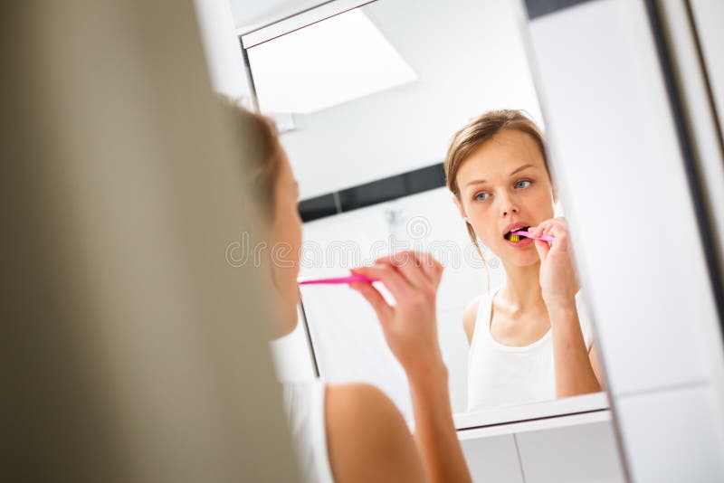 Foto de Meninas No Espelho e mais fotos de stock de Espelho de Barbear -  Espelho de Barbear, Criança, Mulheres - iStock