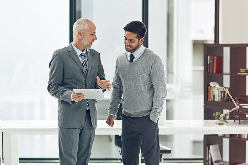 Consigliere e imprenditori in ufficio per consulenze e riunioni per progetti online. Lavoro di squadra aziendale e fotografia stock libera da diritti