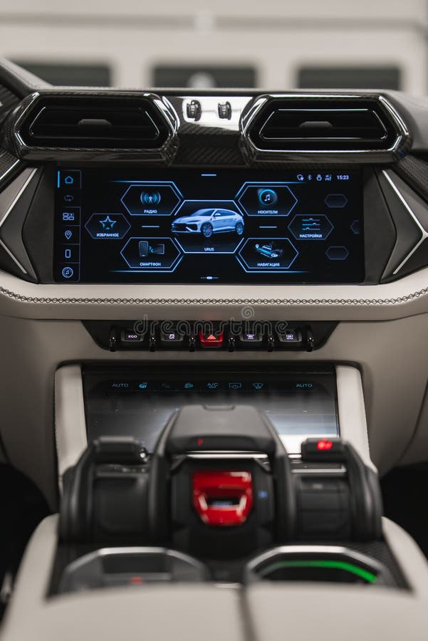 Consola Lamborghini Urus com interface hexagonal, saídas de ar e interruptor de ignição vermelho imagem de stock royalty free