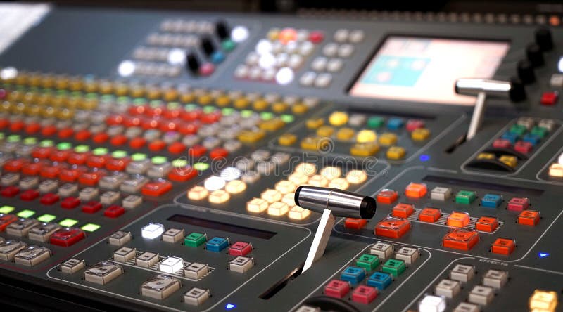 Console de mélange audio professionnelle avec des affaiblisseurs et des boutons d'ajustement, foyer sélectif blanc de noir d'équi image stock