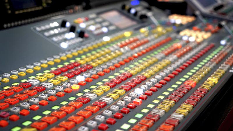 Console de mélange audio professionnelle avec des affaiblisseurs et des boutons d'ajustement, foyer sélectif blanc de noir d'équi images libres de droits
