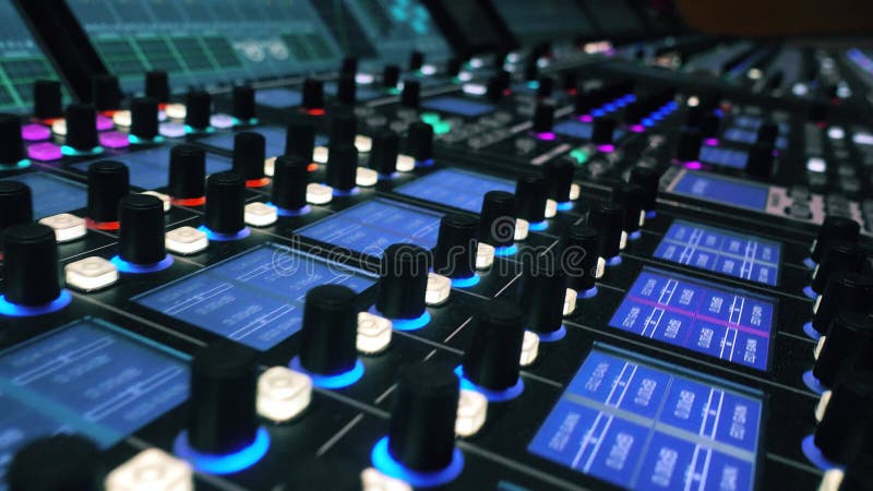 Console di produzione audio digitale. tavola di miscelazione. studi di registrazione. il video contiene un piccolo rumore.