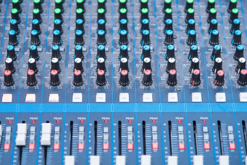 Console profissional do misturador do DJ do ?udio, ferramentas sadias e engrenagem, imagem do equipamento do est?dio, foco seleti imagem de stock Console profissional do misturador do DJ do ?udio, ferramentas sadias e engrenagem, imagem do equipamento do est?dio, foco seleti imagem de stock
