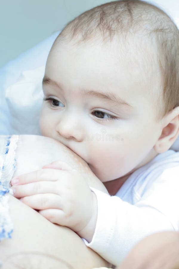 Mère qui allaite son bébé photo libre de droits