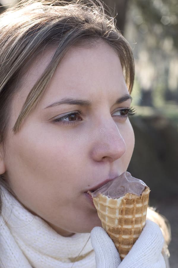 Download Consommation de femme photo stock. Image du mangez, crème - 76864