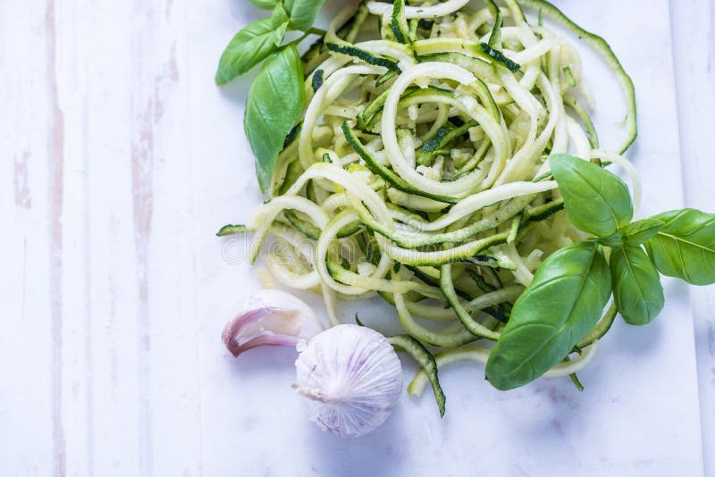 Consommation propre, spaghetti de courgette image libre de droits Consommation propre, spaghetti de courgette image libre de droits