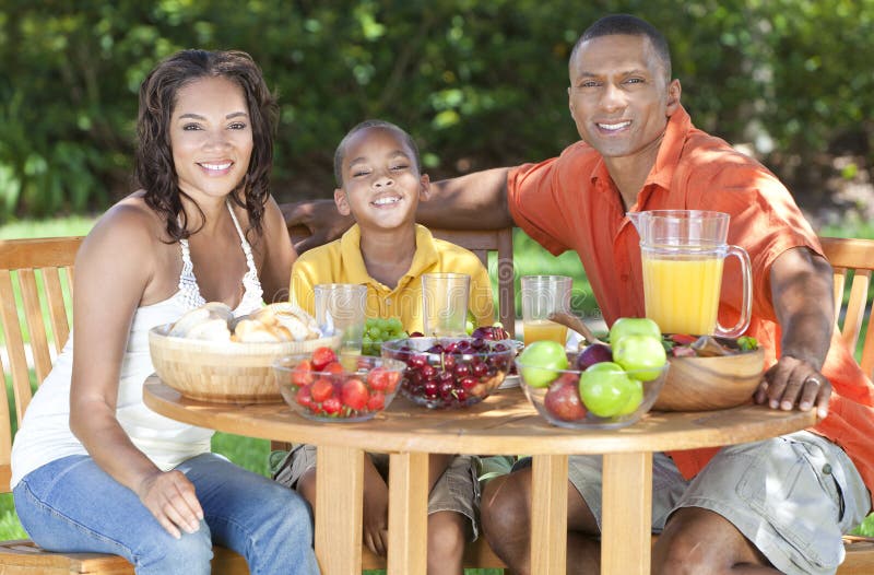 Consommation saine de famille d'Afro-américain à l'extérieur photo stock