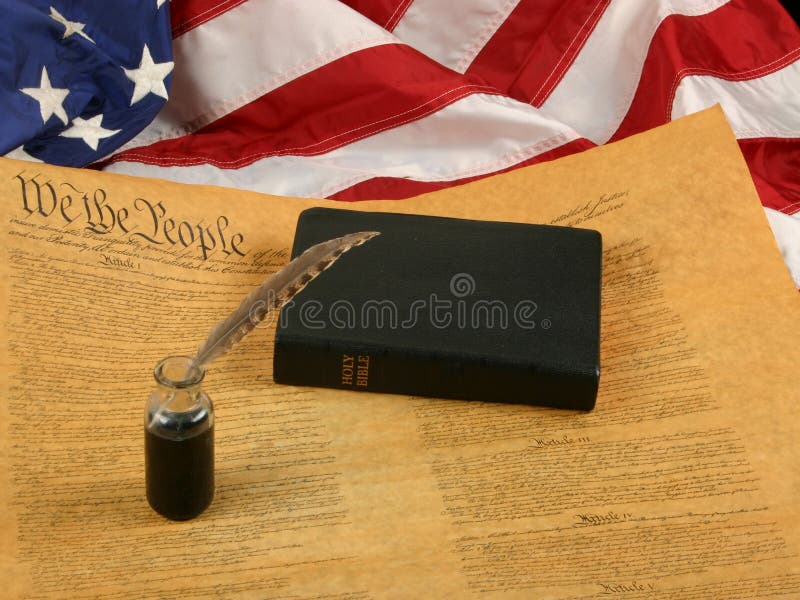 Constituição de Estados Unidos, Bíblia, pena de Quill no Inkwell, e bandeira fotografia de stock royalty free Constituição de Estados Unidos, Bíblia, pena de Quill no Inkwell, e bandeira fotografia de stock royalty free
