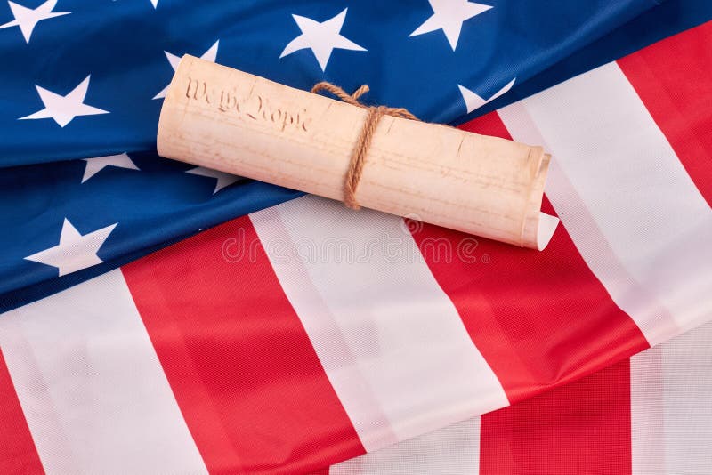 Constitution des USA sur le drapeau national des Etats-Unis images stock Constitution des USA sur le drapeau national des Etats-Unis images stock