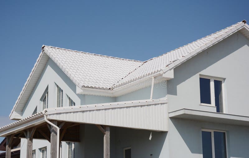Casa com telhado branco