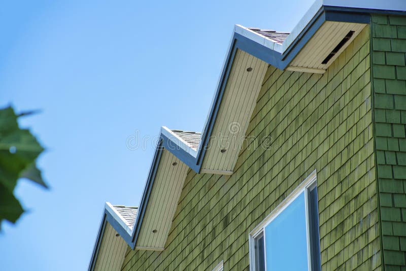 Janela Solitária Na Fachada Da Casa Bege Com Obturadores Verdes E Cor  Branca De Sotaque Com Telhas Escuras E Aberturas Foto de Stock - Imagem de  casa, material: 266656892