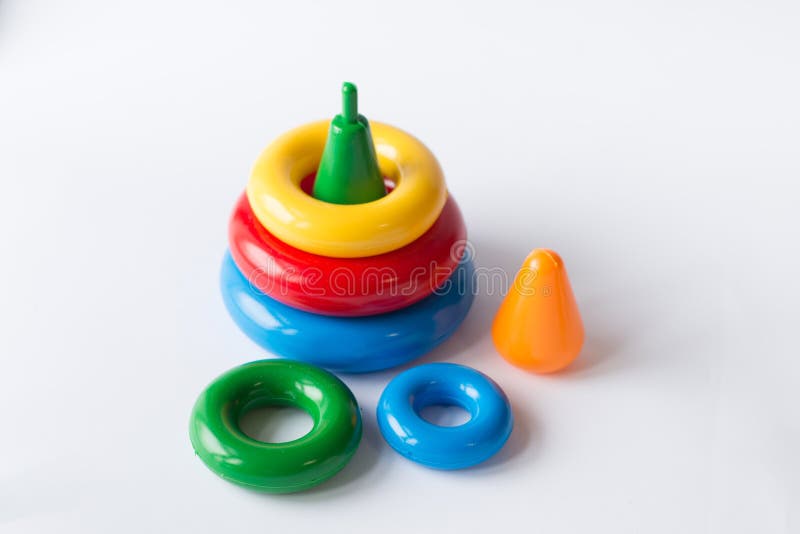 Constru??o da pir?mide dos an?is coloridos com uma cabe?a do palha?o na parte superior Brinquedo para que os bebês e as crianças fotos de stock Constru??o da pir?mide dos an?is coloridos com uma cabe?a do palha?o na parte superior Brinquedo para que os bebês e as crianças fotos de stock
