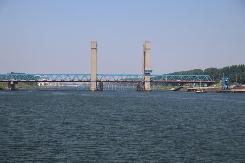 Construa uma ponte sobre Calandbrug nomeado no porto de Rotterdam sobre o canal de Caland foto de stock Construa uma ponte sobre Calandbrug nomeado no porto de Rotterdam sobre o canal de Caland foto de stock