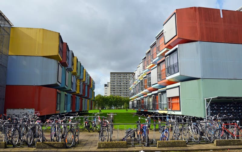 Construcciones de viviendas coloridas en Utrecht, Holanda fotografía de archivo libre de regalías Construcciones de viviendas coloridas en Utrecht, Holanda fotografía de archivo libre de regalías