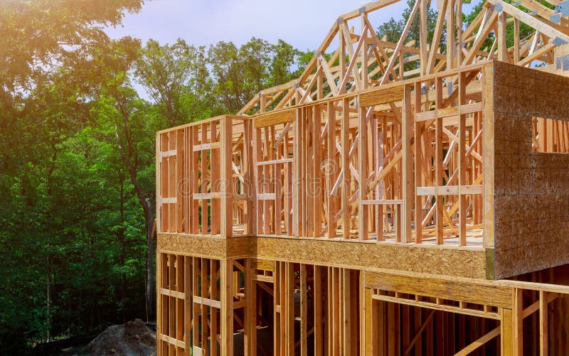 ConstrucciÃ³n de edificios, estructura de enmarcado de madera en el nuevo desarrollo inmobiliario