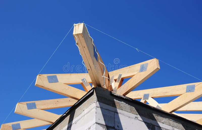 Construcción de la techumbre con el haz de tejado de madera, vigas, bragueros, membrana de impermeabilización fotos de archivo libres de regalías