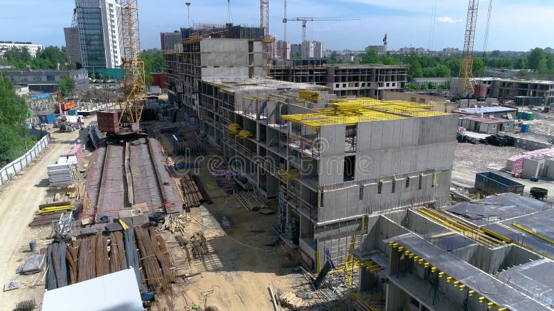 Construcción de un edificio de apartamentos monolítico en curso. grabación con drones