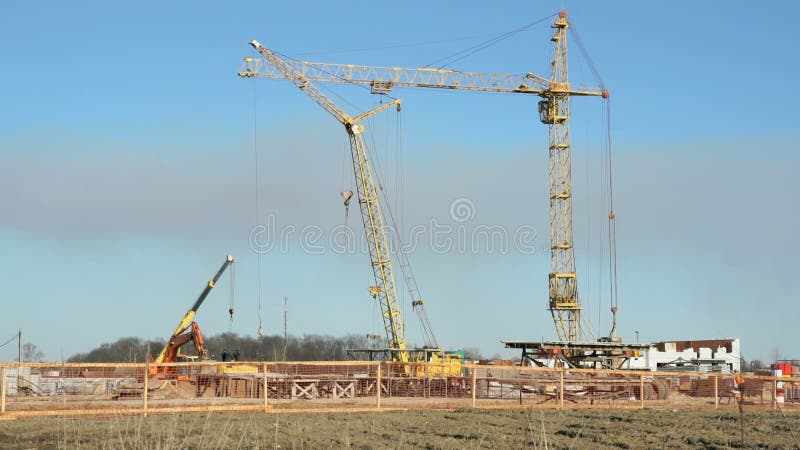 Construcción del complejo de apartamento de un edificio alto grande