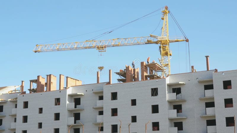 Construcción del edificio de apartamentos Trabajos de la grúa