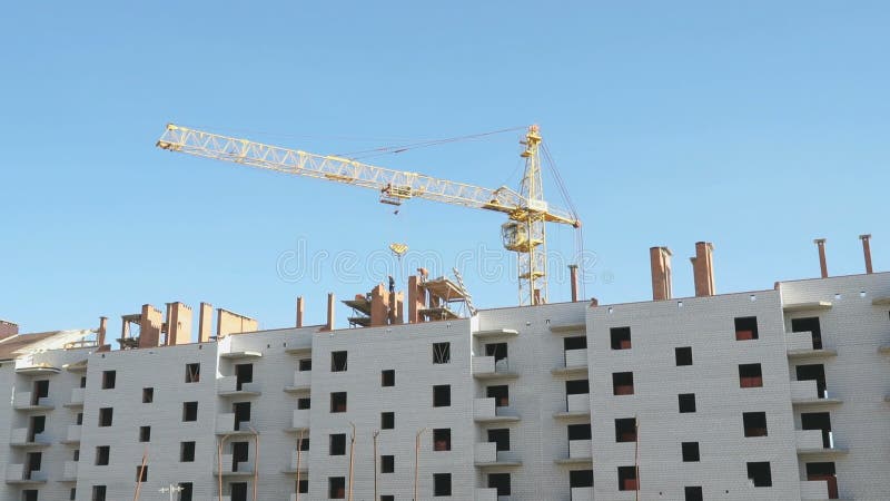 Construcción del edificio de apartamentos Trabajos de la grúa