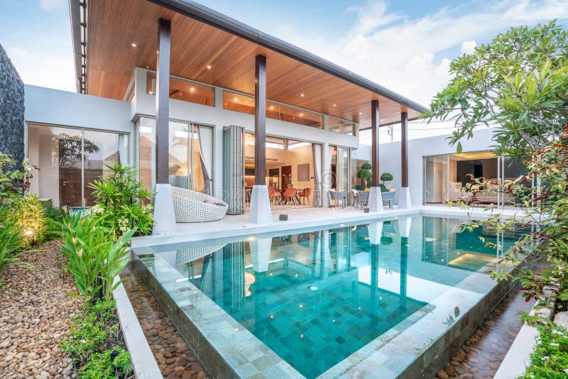 Construcción del hogar o de viviendas exterior y diseño interior que muestra el chalet tropical de la piscina con el jardín verde