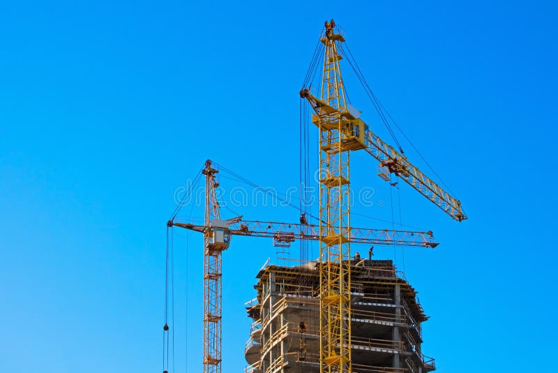 Dos grúas de torre en construcción foto de archivo