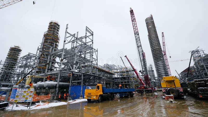 Construcción metálica de la instalación futura Zona industrial, el equipo del refino de petróleo, primer de tuberías industriales foto de archivo libre de regalías Construcción metálica de la instalación futura Zona industrial, el equipo del refino de petróleo, primer de tuberías industriales foto de archivo libre de regalías