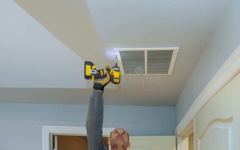 constructeur de travailleur installant la construction a?r?e de couverture de ventilation du b?timent image stock constructeur de travailleur installant la construction a?r?e de couverture de ventilation du b?timent image stock