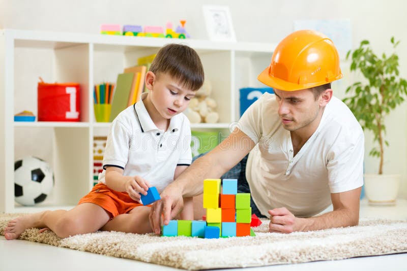 Constructeurs de jeu de garçon et de père d'enfant image libre de droits