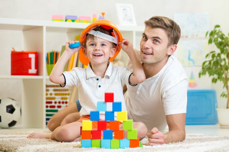 Constructeurs de jeu de garçon et de père d'enfant images stock