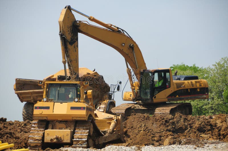 Costruzione macchine Caterpillar, operai a scavare nella sporcizia con l'ausilio di attrezzature CAT.