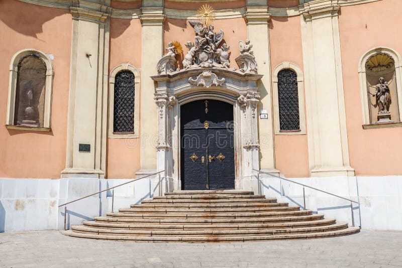 Stavba kostola Najsvätejšej Trojice bola dokončená v roku 1743, je kópiou katedrály vo Viedni