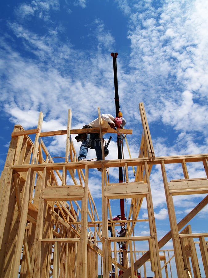 Costruzione pagine impalcatura, gru, un costruzione lavoratore in piedi sul alcuni impalcatura.