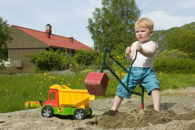 Enfant Garçon De 4 Ans Jouant Avec Un Bulldozer Jouet Sur Un Chantier De  Construction Photo stock - Image du bêcheur, industrie: 230513756