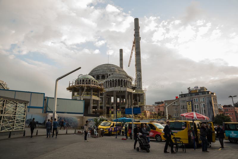 Construction d'une nouvelle mosquée sur la rue, un paysage avec des nuages dans le ciel Istanbul, Turquie images libres de droits Construction d'une nouvelle mosquée sur la rue, un paysage avec des nuages dans le ciel Istanbul, Turquie images libres de droits